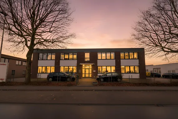 EXKLUSIVE BÜROFLÄCHE MIT LAGERHALLEN ZU MIETEN!