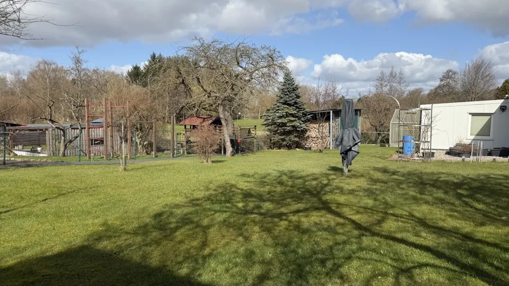 Ein Blick in den eingezäunten Garten