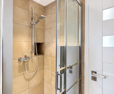 MODERNE 2-ZIMMER DACHGESCHOSSWOHNUNG IN ZENTRALER LAGE ZU MIETEN! - Photo 4