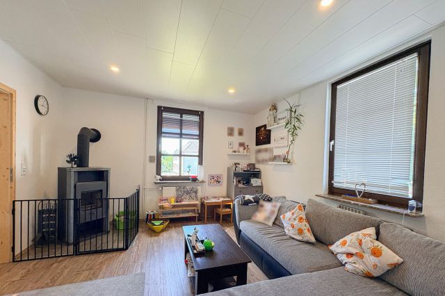 Wohnzimmer mit Kamin (EG)