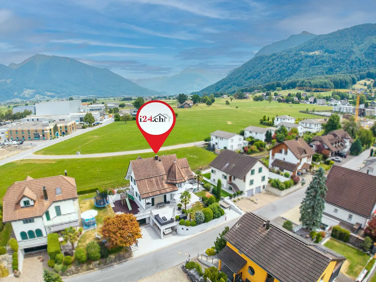 5.5‑Zi.-Landhaus mit Wintergarten, grossem Umschwung und optionaler 2-Zi.-Einliegerwohnung