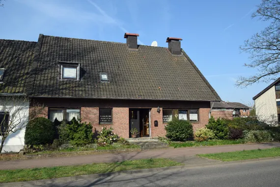 Hier ist Platz für die ganze Familie: Wohnhaus mit Einliegerwohnung und Bauland in 41379 Brüggen