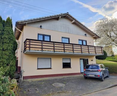 Ein-/Zweifamilienhaus in idyllischer Höhenlage mit herrlichem Ausblick!