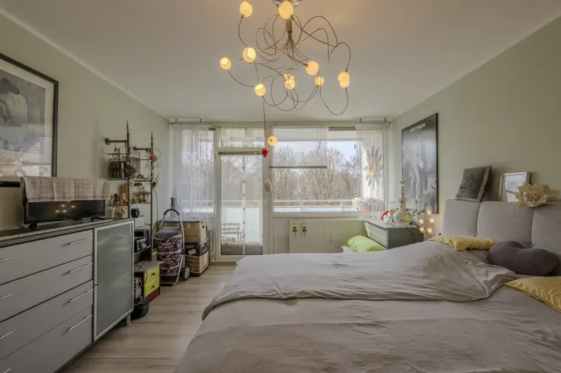 Schlafzimmer mit Loggia-Zugang