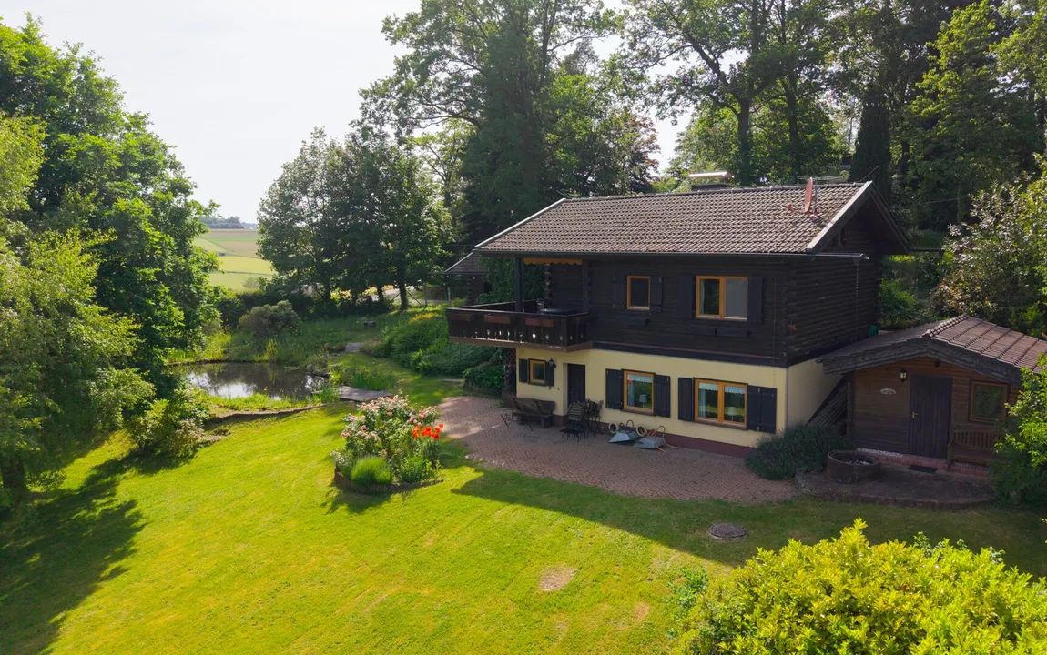 Absolute Wohlfühloase – Ferienhäuschen mit wunderschönem Fernblick, Schwimmteich und Sauna in ruhiger Randlage!