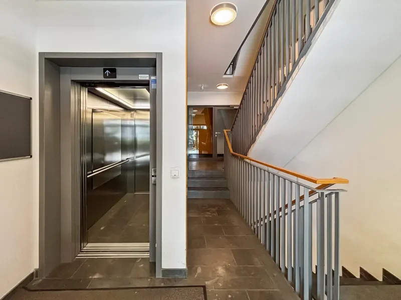 Treppenhaus mit Lift