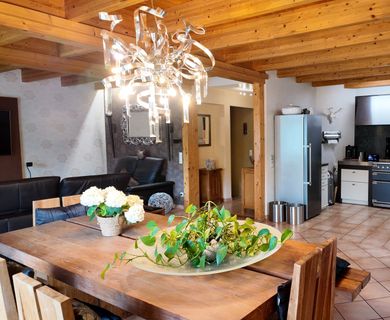 Exklusive Maisonette-Wohnung in ruhiger Lage von Wallach mit Garten