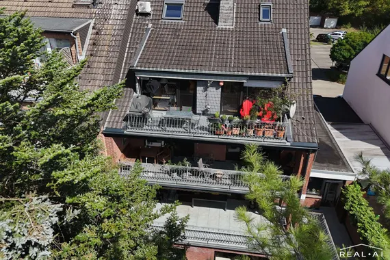 Außergewöhnliche moderne Dachgeschosswohnung mit Südwest-Balkon in bester Lage von GV-Kapellen
