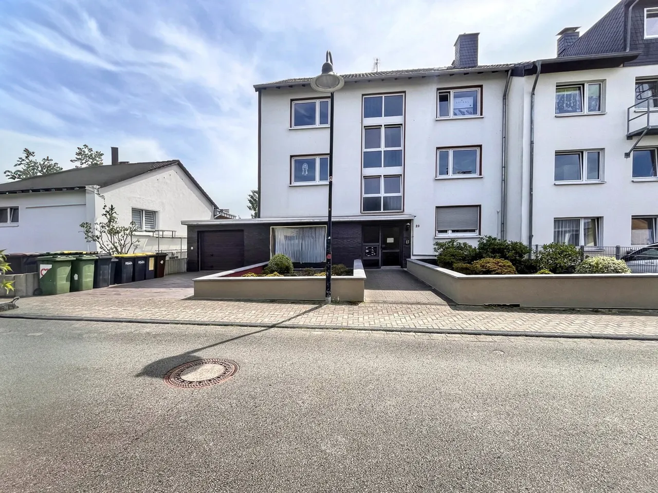 Attraktives Mehrfamilienhaus mit sechs Wohneinheiten, ausgebauter Dachfläche und Garten