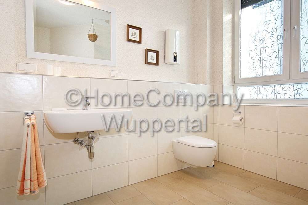 Waschtisch und H&auml;nge-WC