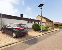 Hausansicht___Separater_Stellplatz___Zugang_Garten