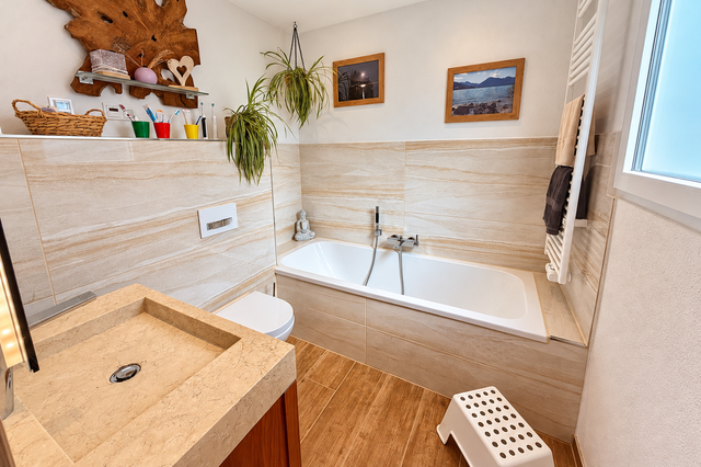 Bad mit Wanne und Fenster im OG