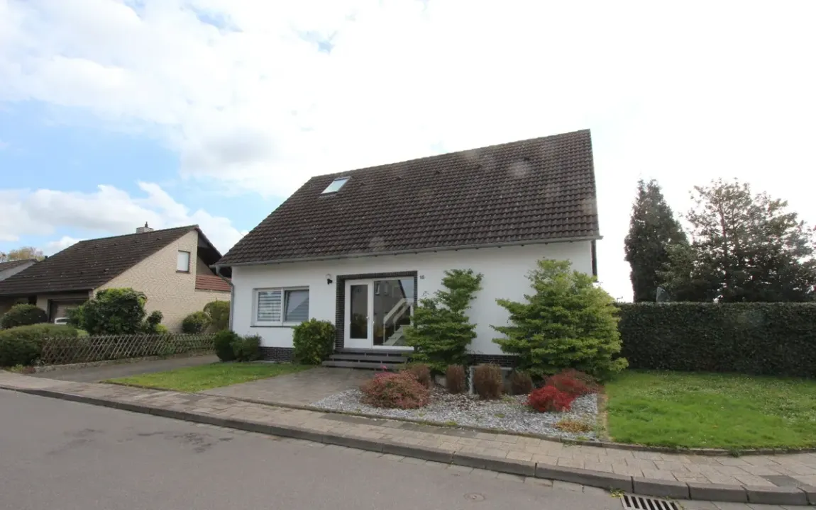 Schöne 3-Zimmer-Dachgeschosswohnung mit ca. 88 m² Wohnfläche + Garten + Garage