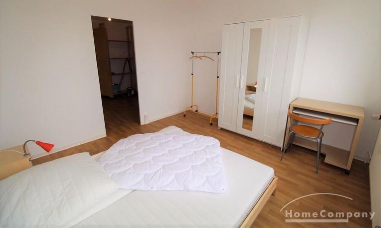 Gro&szlig;es Schlafzimmer mit Doppelbett, Schrank + Schreibtisch