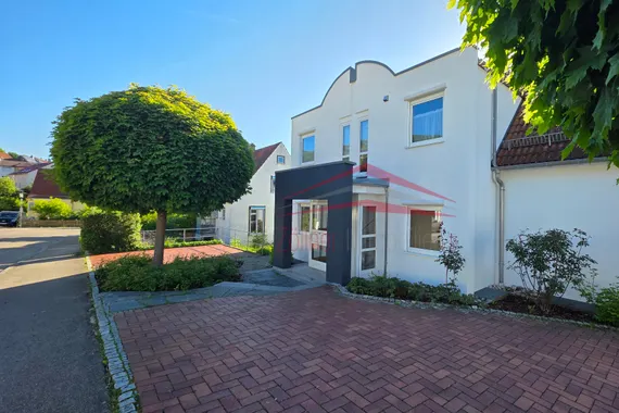 Neuwertige 4 Zimmerwohnung in einem kleinen 3-Familienhaus in Oberkochen
