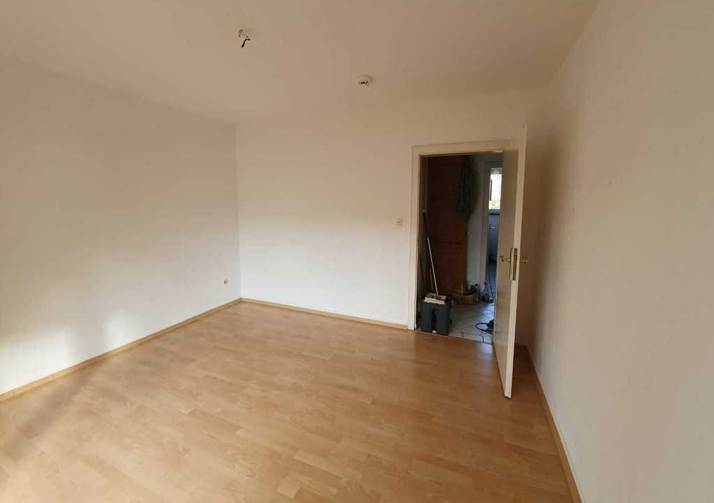 3-Zimmer-Wohnung mit Balkon 1. OG rechts