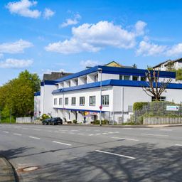 Rund 345 m², 10 Büros, weitere Nebenräume, Top-Sichtlage – „Willkommen im Wasserlosen Tal!“