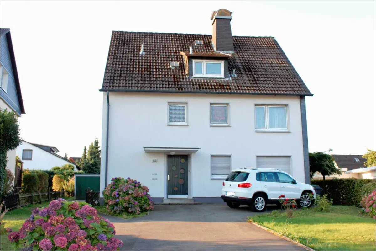 Ein- bis Dreifamilienhaus auf großem Grundstück
