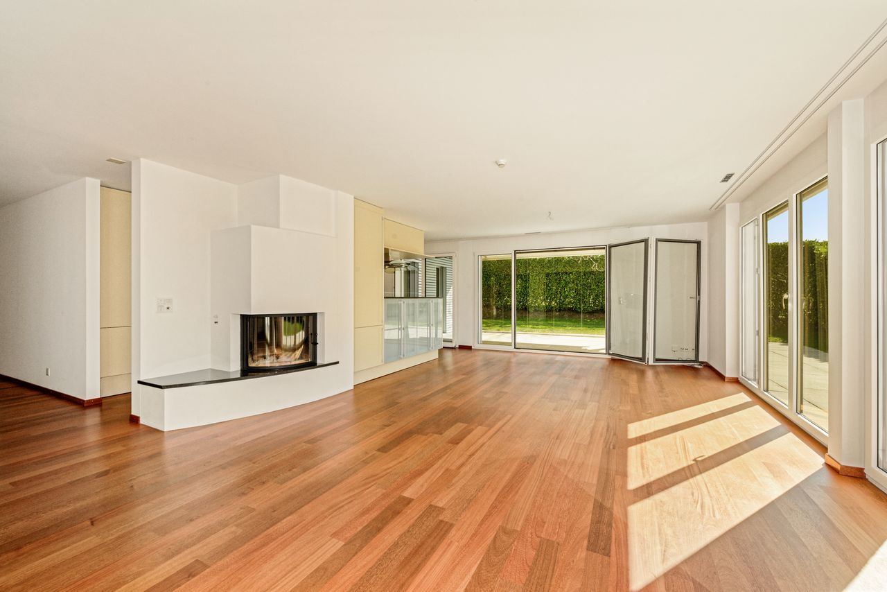 Wohnzimmer mit Cheminée und Zugang zum Wintergarten