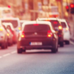 Erforderliche und m&ouml;gliche Aufmerksamkeit: Mitschuld bei Kollision eines Linksabbiegers mit unbeleuchtetem Fahrzeug m&ouml;glich