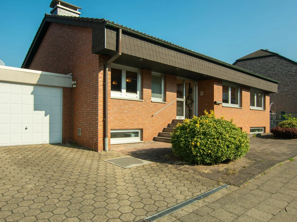 MG-Schelsen: Freistehender Bungalow mit Garten und zwei Garagen