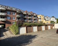 Garagen und Parkplätze hinter dem Haus