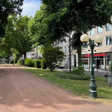 Mitten im Zentrum – Modernisiertes Wohn-/Geschäftshaus in Krefeld