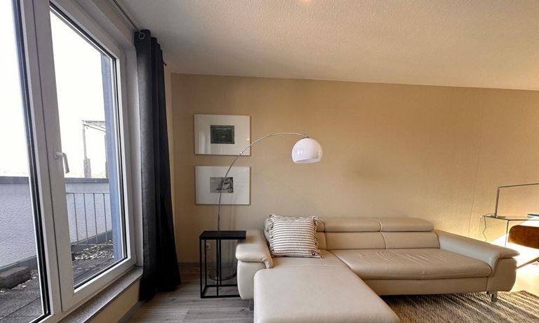 Wohnzimmer mit Zugang zum Balkon