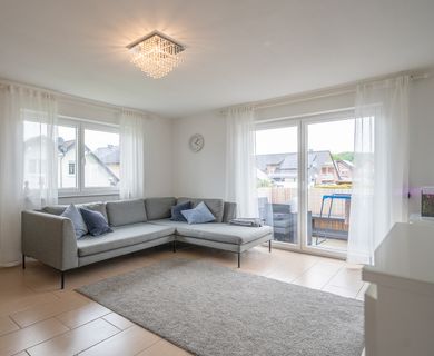Lichtdurchflutetes Wohnjuwel in Neubauqualität: Modernes 3-Zimmer-Domizil mit Balkon und Garage - Photo 1