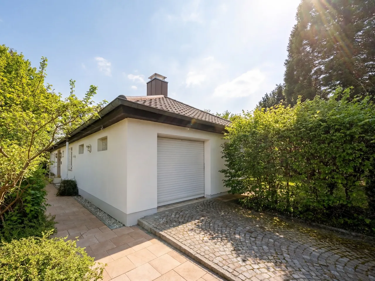 Zugang zum Haus & Garage (KI-Frühling)