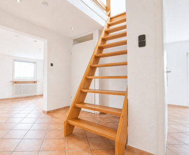 Helle ca. 80 m² große 2-Zimmer-Maisonettewohnung mit Spitzboden, Einbauküche und Tageslichtbad - Photo 3