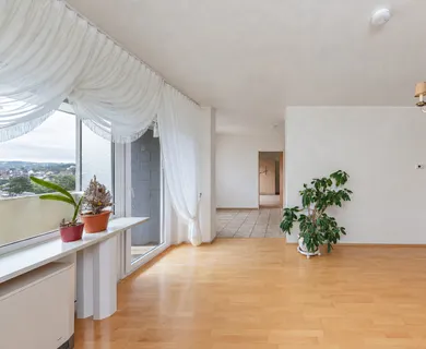 Gute Aussichten: Großzügige Eigentumswohnung mit Balkon, Fernsicht und Tiefgaragenstellplatz