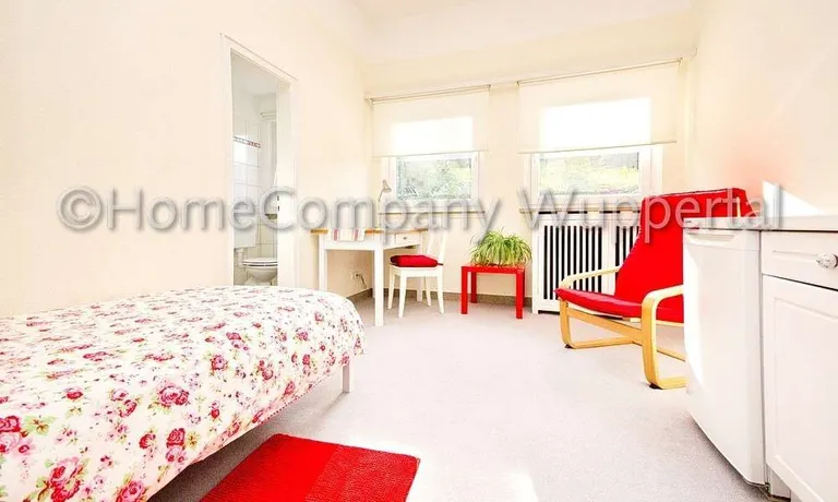 Möbliertes Zimmer mit eigenem Duschbad und DSL-Nutzungsmöglichkeit und Stellplatz - Photo 2