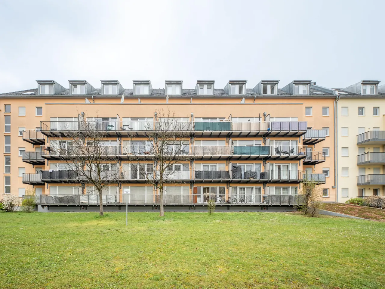 Blick auf hofseitige Gebäudefassade