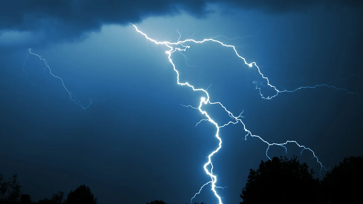 Blitz am nächtlichen Gewitterhimmel