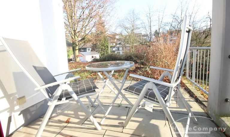 Sonniger Terrasse mit Garten