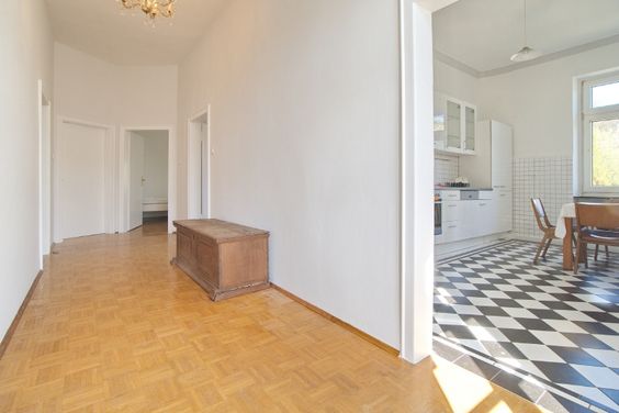 Großzügige, charmante Altbauwohnung mit Teilmöblierung, flexibel für 6 bis 36 Monate