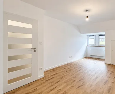 MODERNE 2-ZIMMER DACHGESCHOSSWOHNUNG IN ZENTRALER LAGE ZU MIETEN! - Photo 1