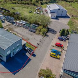 Neuwertiger Walmdachbungalow mit ELW (vermietet) &
sep. Gewerbehalle!