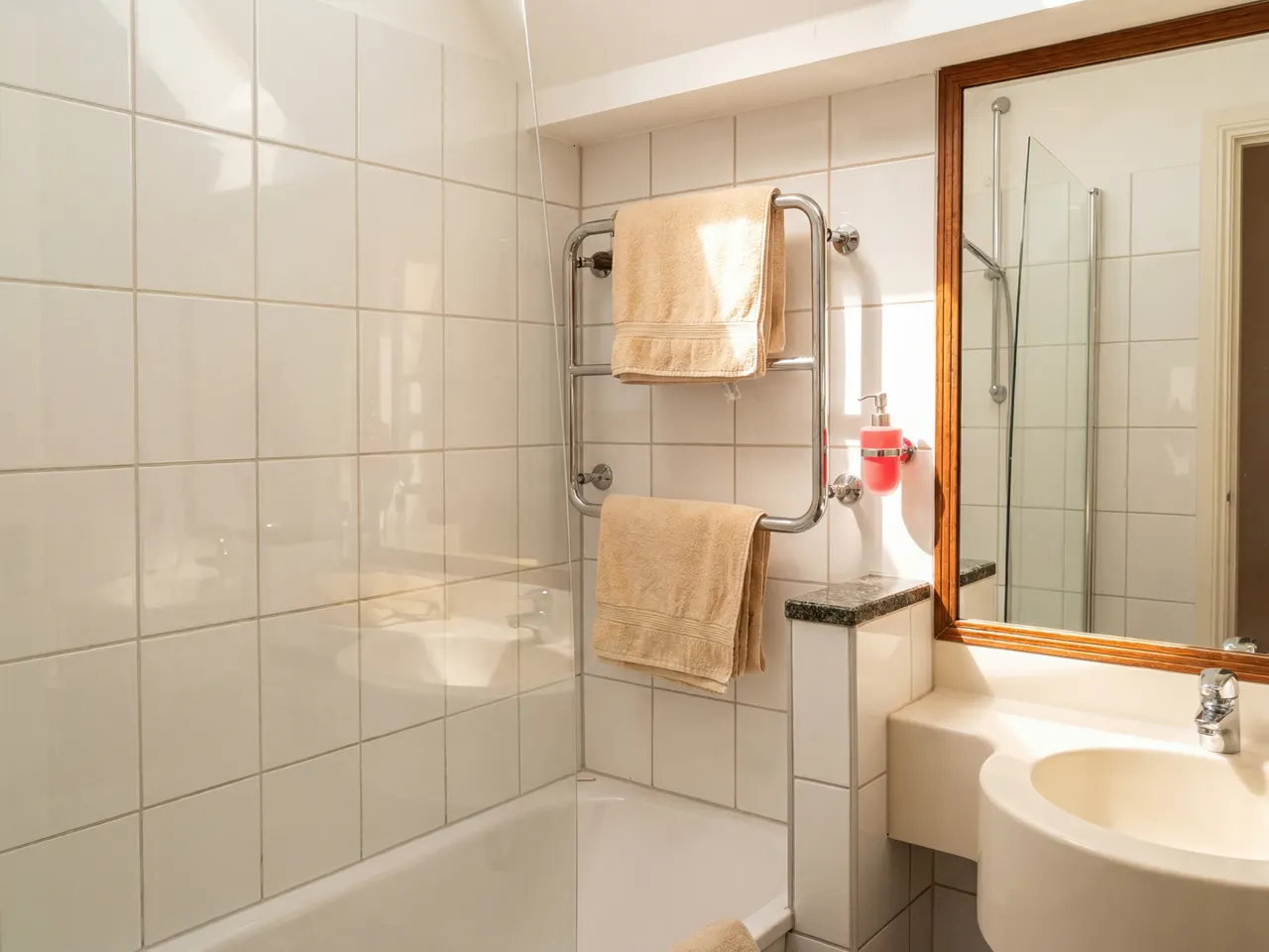 Helles Bad mit Wanne