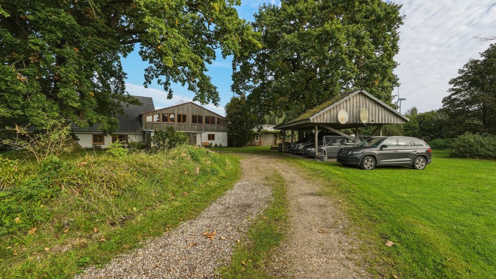 Blick von der Auffahrt zum 3-fach Carport