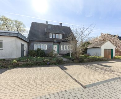 Mit Erbpacht: Familienfreundliches Einfamilienhaus mit Balkon, Terrasse & Garage in beliebter Lage!