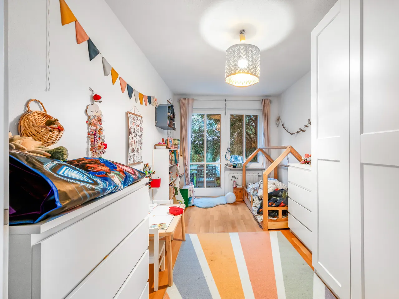 Kinderzimmer mit Zugang Terrasse Gemeinschaftsgarten