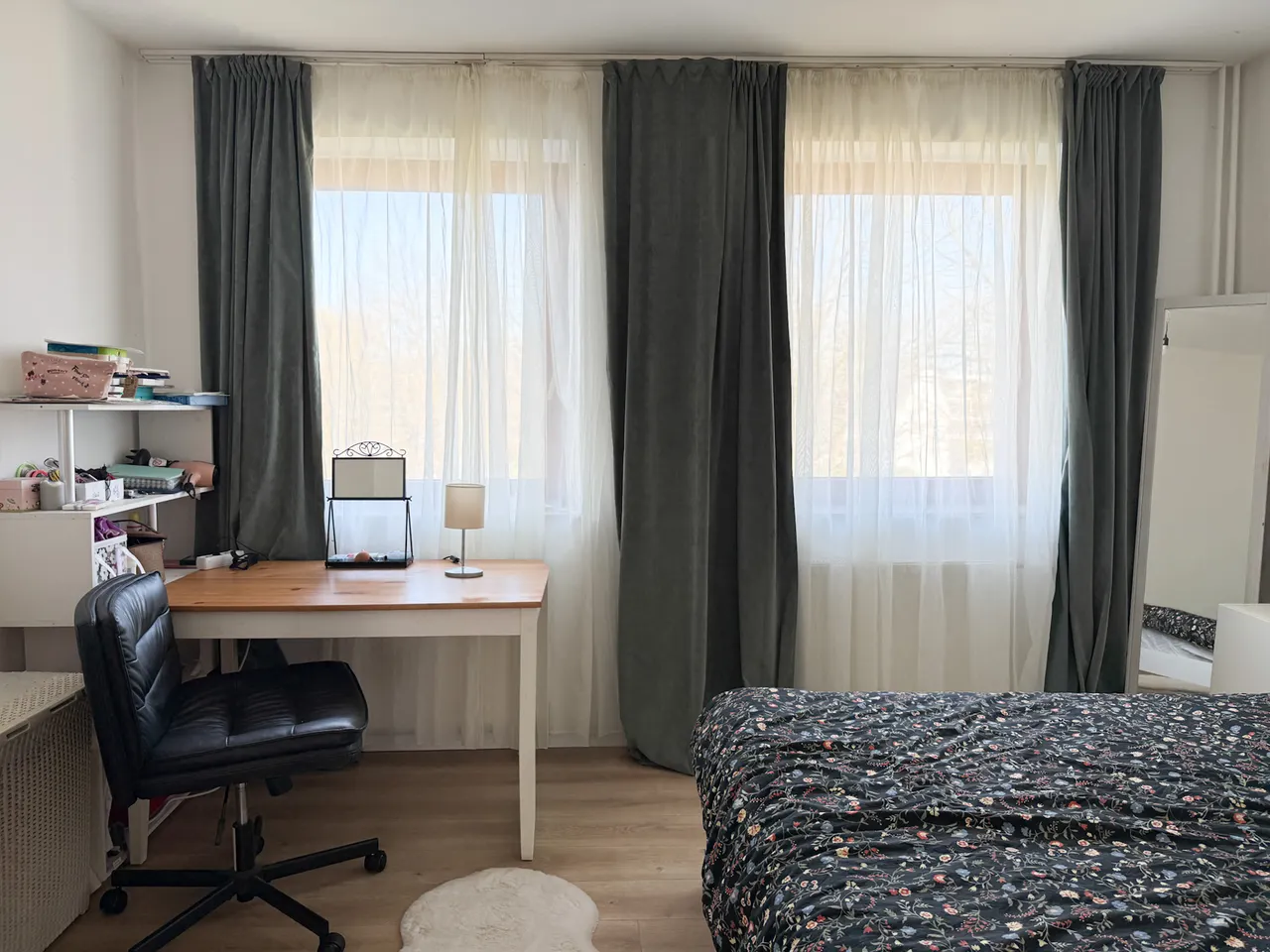 Schlafzimmer mit zwei Fenstern