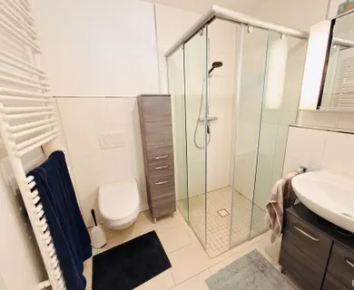 Gut geschnittene Wohnung im Zentrum mit Fahrstuhl, Balkon und Tiefgaragenstellplatz. - Photo 5