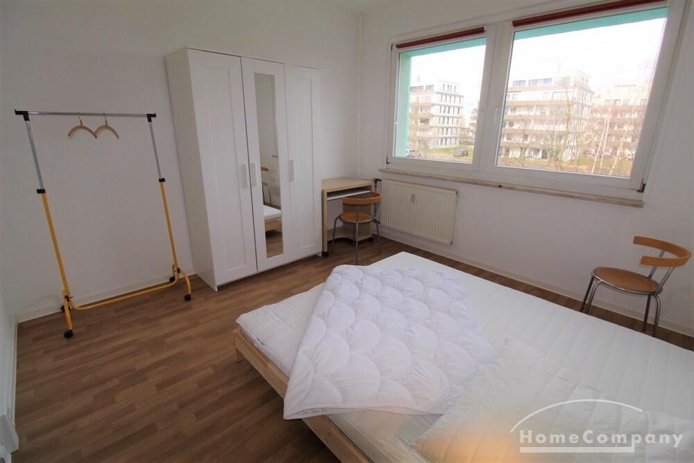 Gro&szlig;es Schlafzimmer mit Doppelbett, Schrank + Schreibtisch