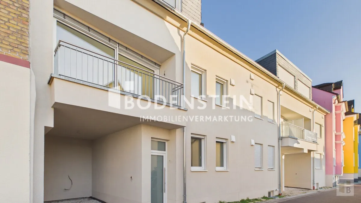 Rückansicht mit Parkflächen H Nr 3 links