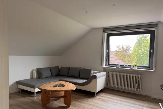 Schöne, gemütliche 2 Zi.-Dachgeschoss-Wohnung, z.T. mit leichten Schrägen, im 1. OG eines 2 Parteienhauses.