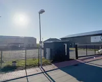 Mit elektrischem Rolltor