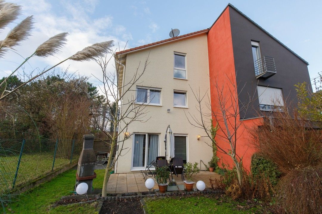 Gartenseite mit Terrasse